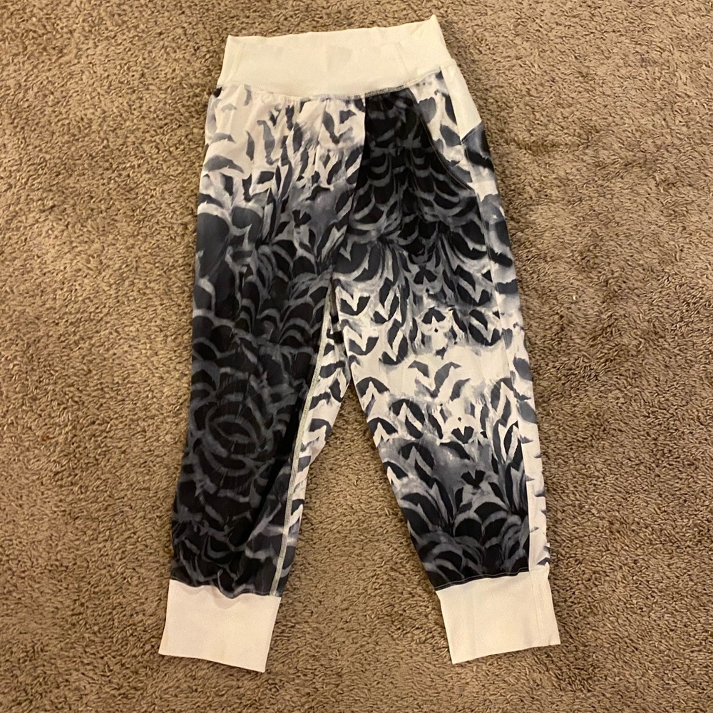Flowy and fun lululemon cropped pants